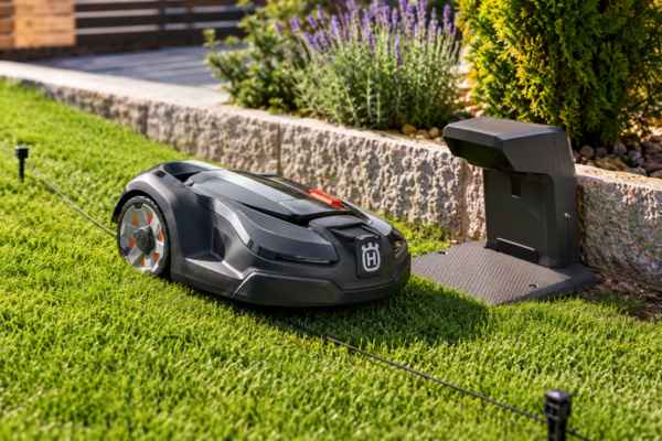 Instalación de un robot cortacésped en un jardín con pendiente